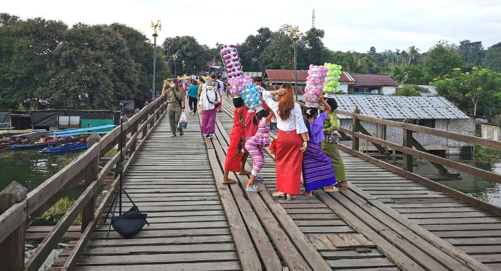 เที่ยวสะพานมอญ อ.สังขละบุรี สะพานไม้ที่ยาวที่สุดในประเทศไทย